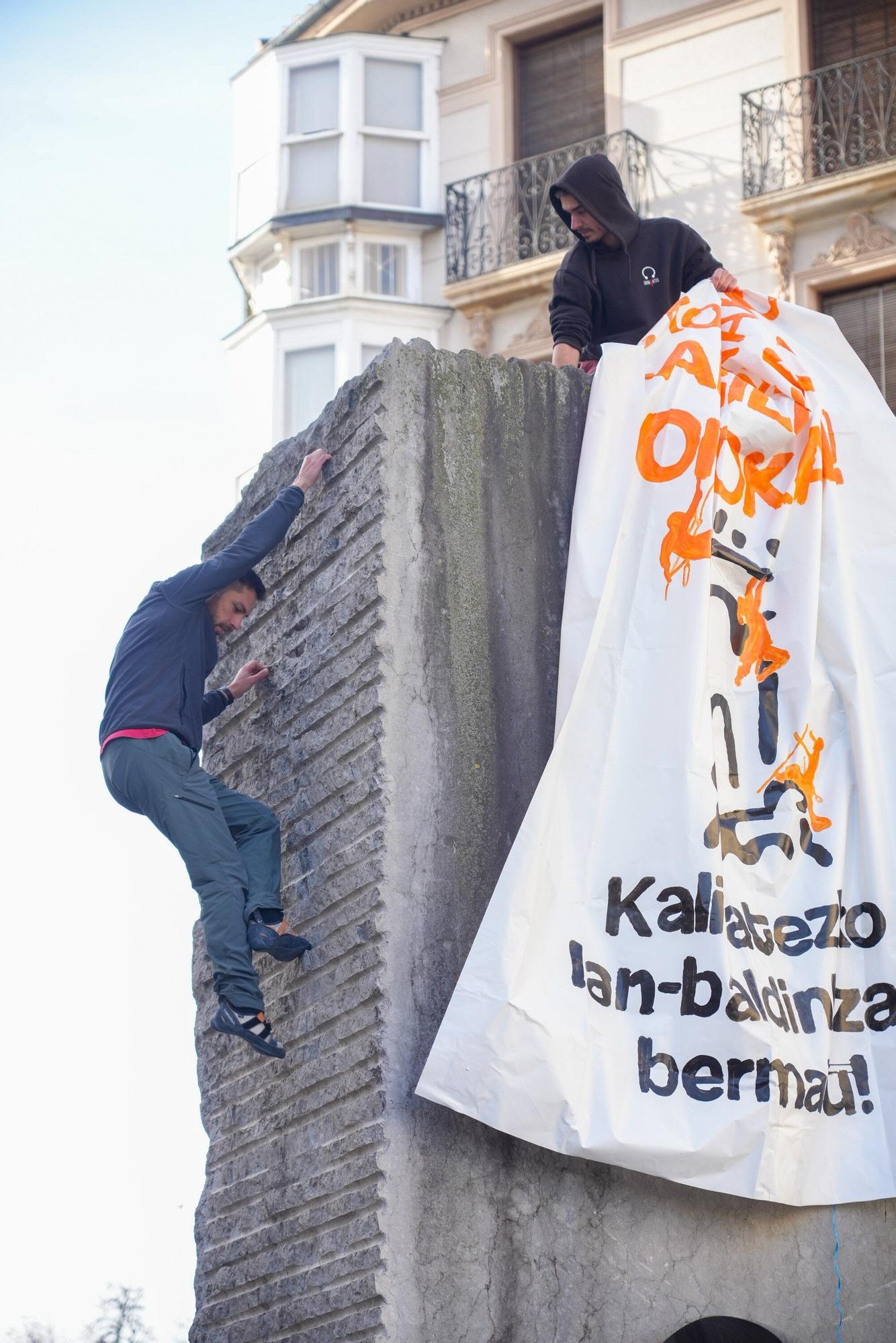Los trabajadores de los rocódromos escalan 'La Mirada' para denunciar sus condiciones
