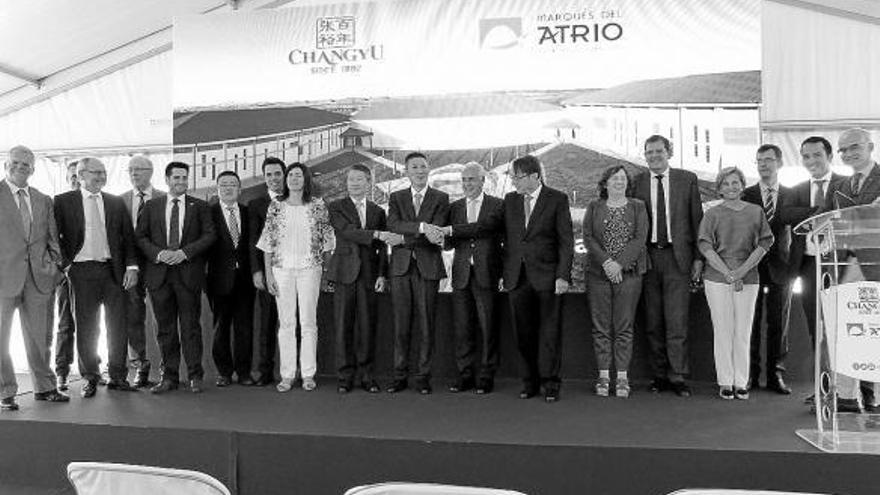 En el centro (izda-dcha), Wang Yingqi, Zhou Hongjiang, José Ignacio Ceniceros y Jesús Rivero se estrechan las manos, rodeados de invitados y autoridades.