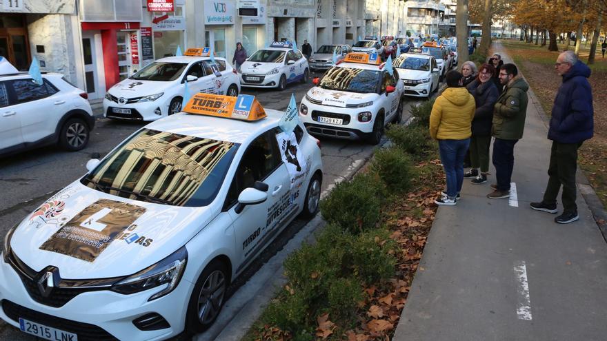 Las autoescuelas vuelven a movilizarse por los retrasos para sacarse el carné de conducir