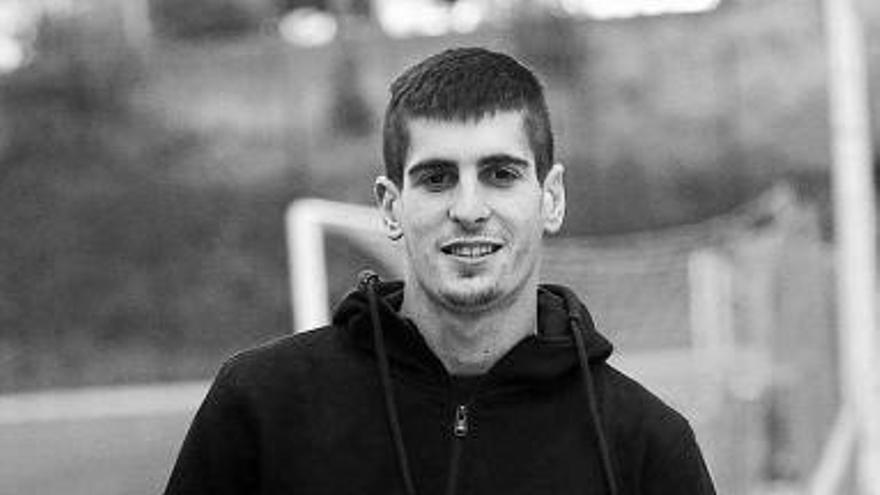 Iker Lizarraga, ayer en el campo de fútbol del Huarte.