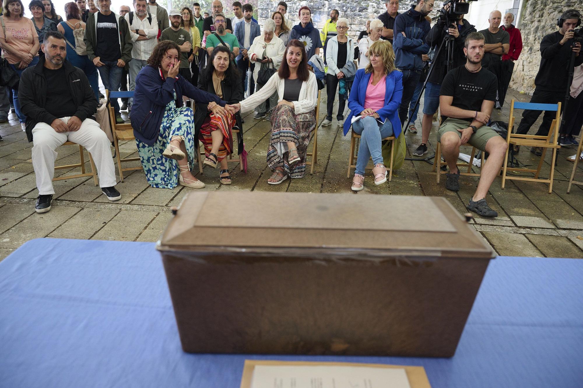 Ana Ollo entrega los restos del joven estadounidense fusilado a su familia en Berriozar