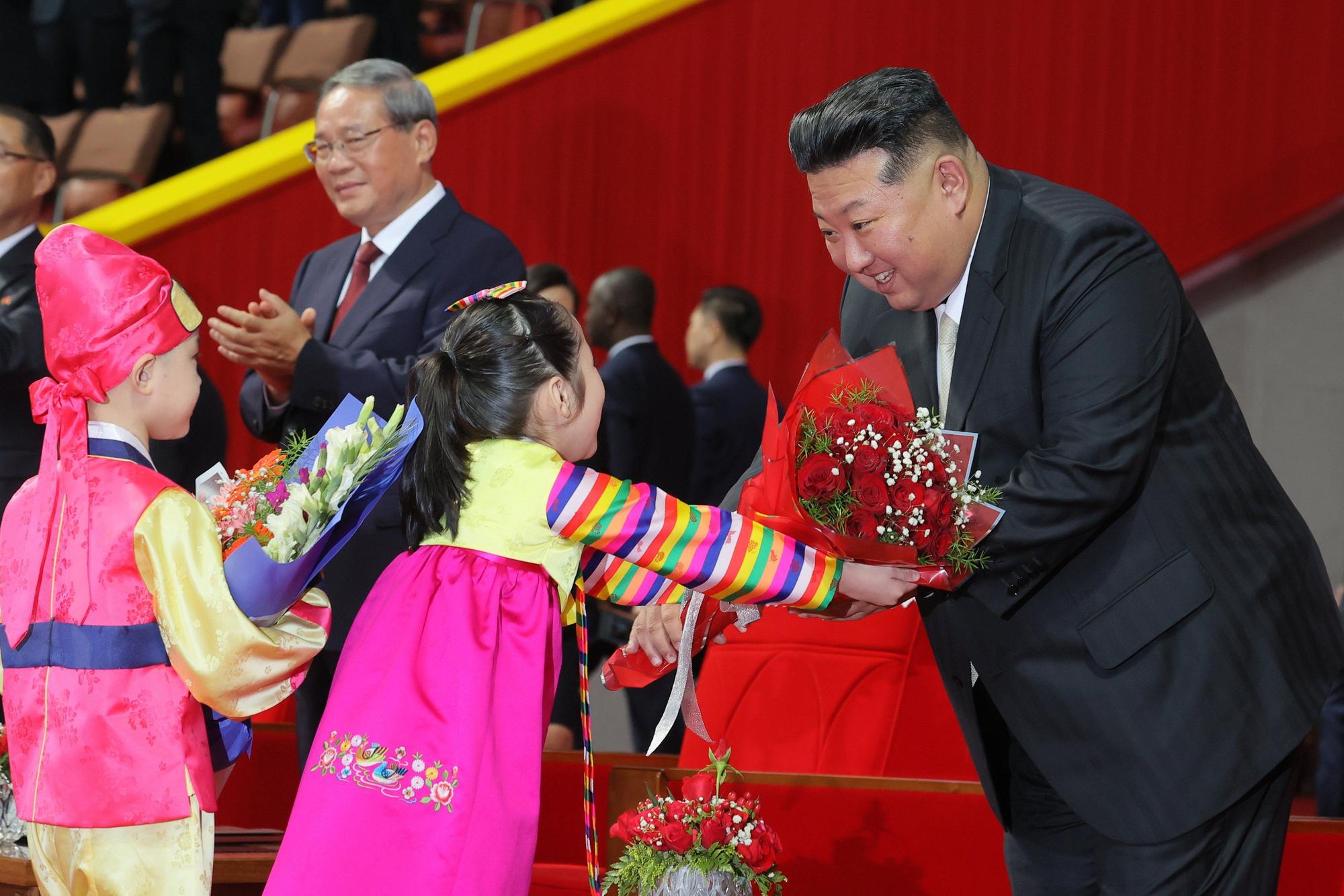 Kim Jong Un preside un imponente desfile militar con motivo del 80 aniversario del Partido del Trabajo