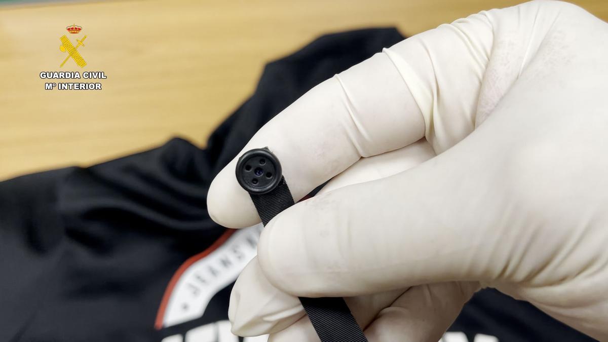 Sorprendidos en Bilbao con dispositivos electrónicos para copiar en el examen de conducir