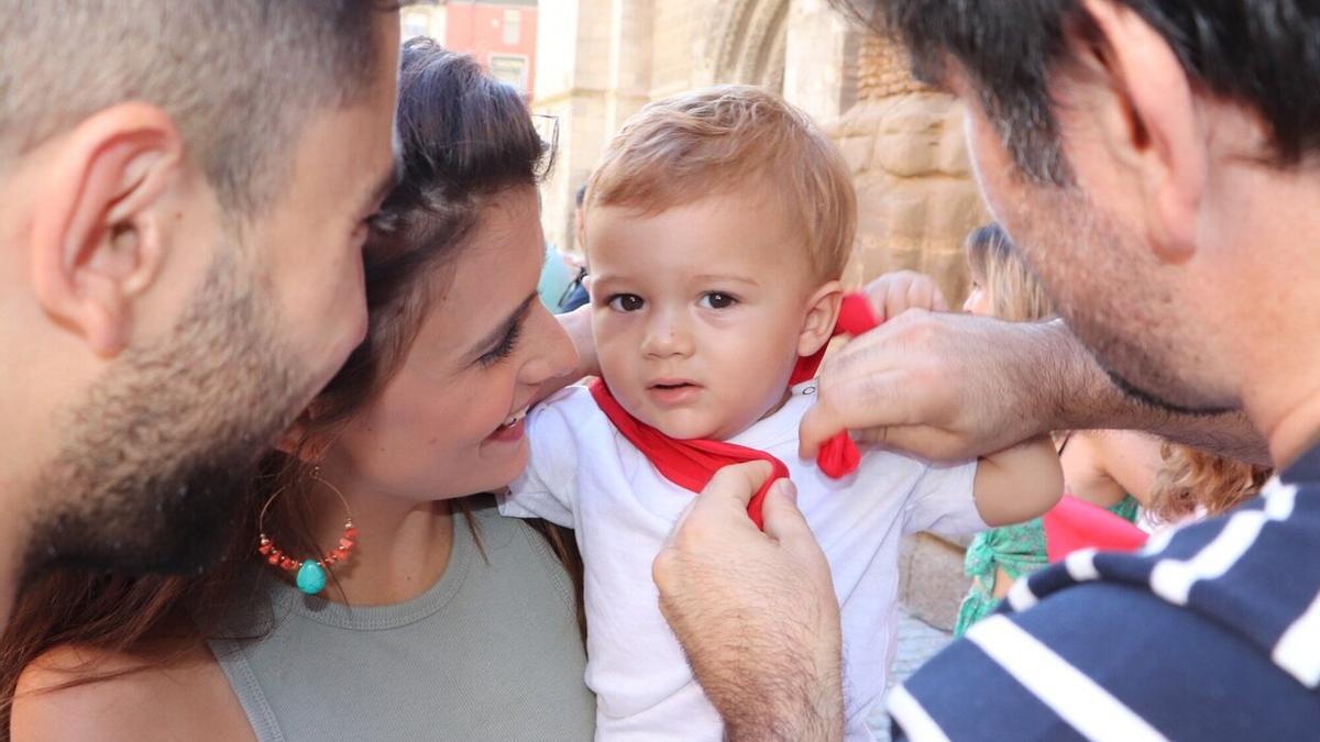 Uno de los pequeños que han recibido el pañuelo de fiestas de Tudela