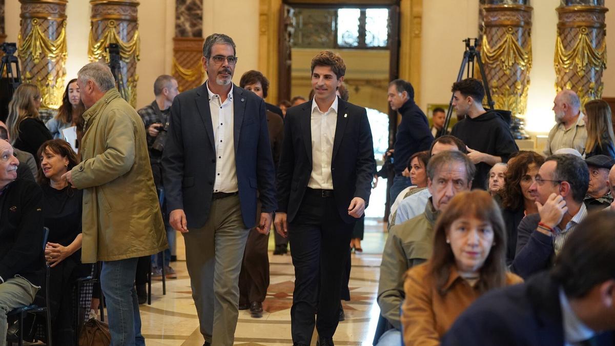 Jon Insausti accede al salón de plenos junto a su predecesor, Eneko Goia