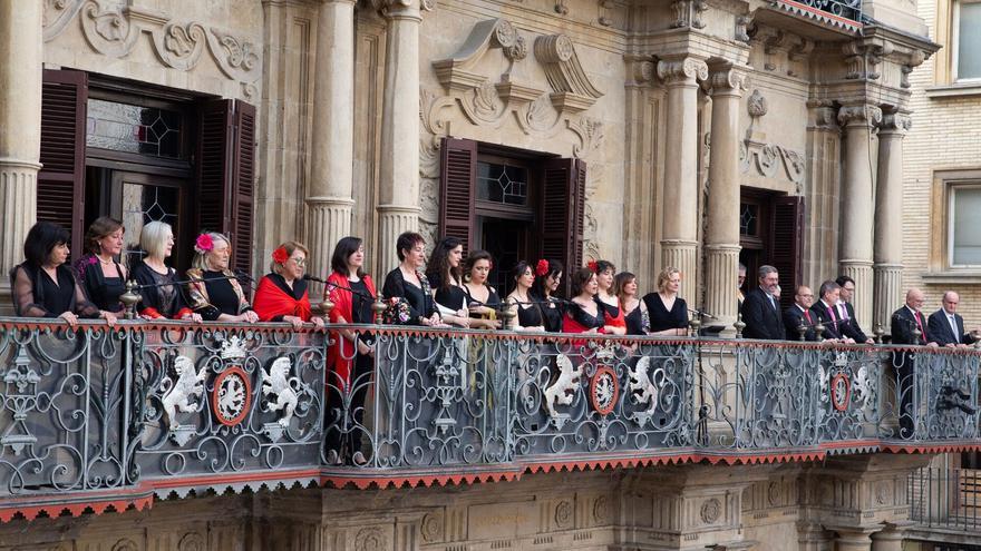 La AGAO vuelve a los balcones del Ayuntamiento de Pamplona