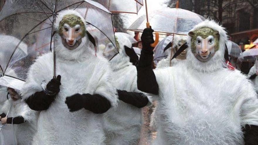 La lluvia desluce el desfile de carnaval en Bilbao pero las comparsas no sucumben