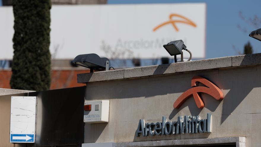 ArcelorMittal recorta un 28,6% su beneficio hasta marzo, pero eleva sus ingresos un 4,4%