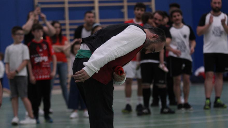 En imágenes: Fiesta del balonmano alavés en el homenaje del Gure Auzune a &#039;Txapelas&#039;