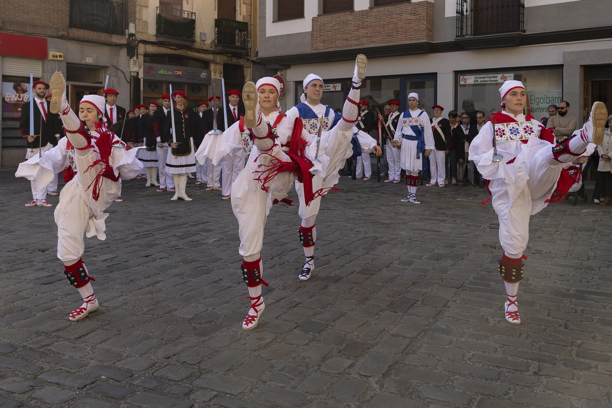 Elgoibar baila al ritmo de las espadas de la celebración de la Virgen del Rosario