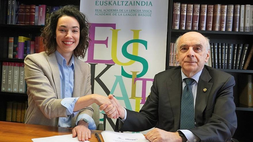 Elhuyarrek eta Euskaltzaindiak bost urterako lankidetza hitzarmena sinatu dute