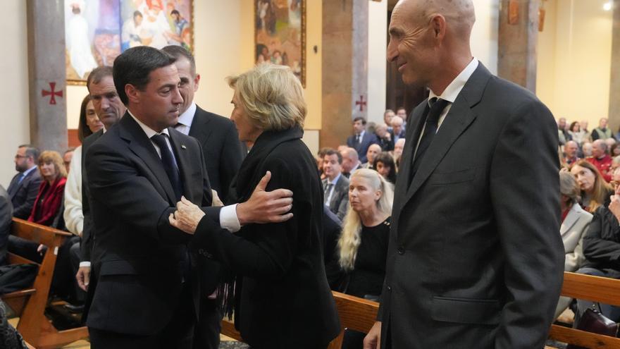 Multitudinaria despedida a Carlos Garaikoetxea en su funeral en Pamplona