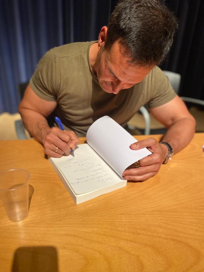 Firmando un ejemplar.
