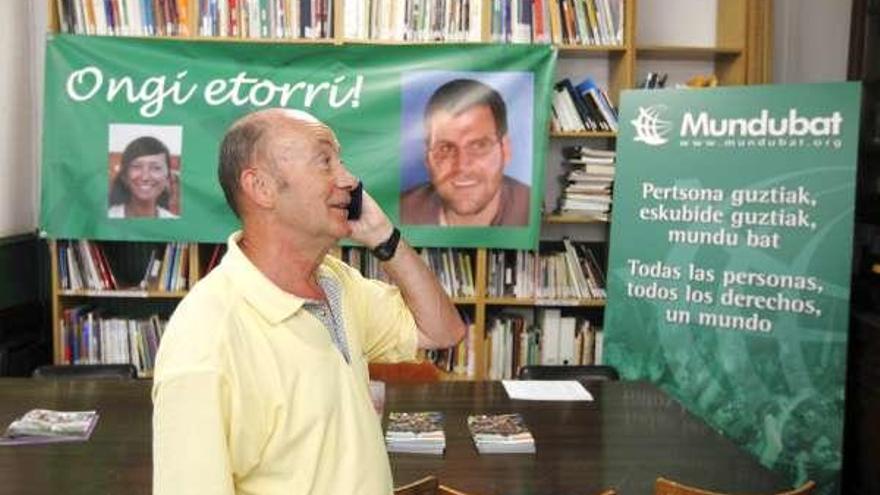Xabier Markiegi, presidente de Mundubat, en la sede de la ONG cuyos cooperantes regresarán en breve al Sahara.