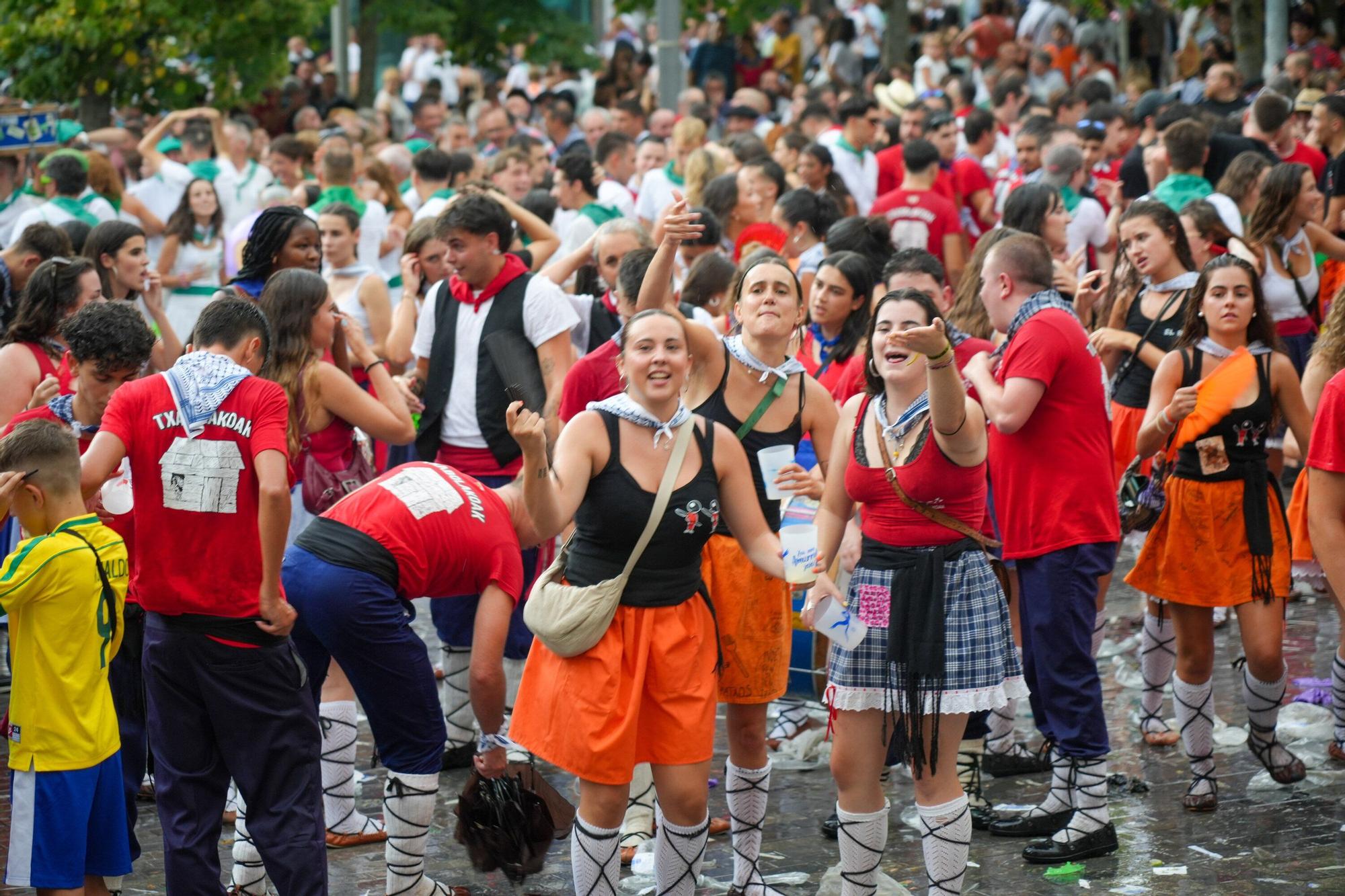 En imágenes: La bajada de Iguarrako enciende la fiesta en Amurrio