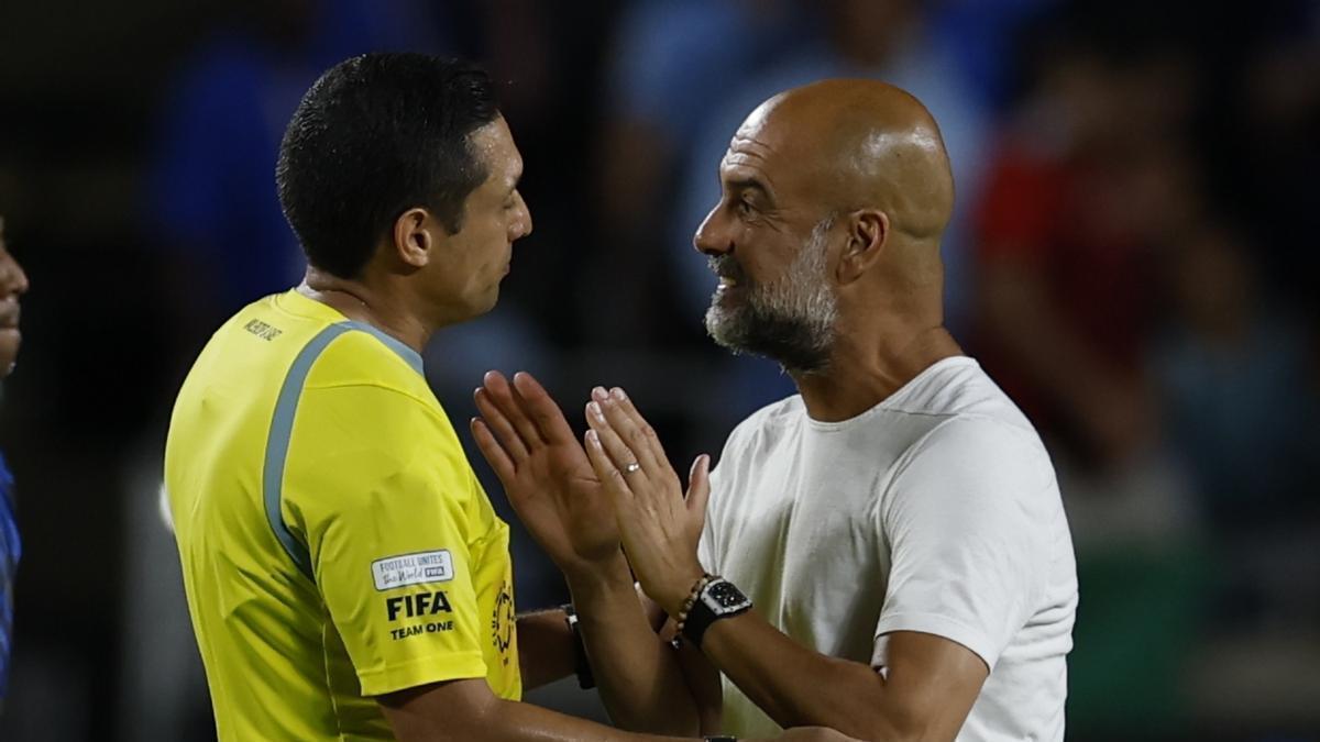 Guardiola reclama una acción al árbitro Jesús Valenzuela.