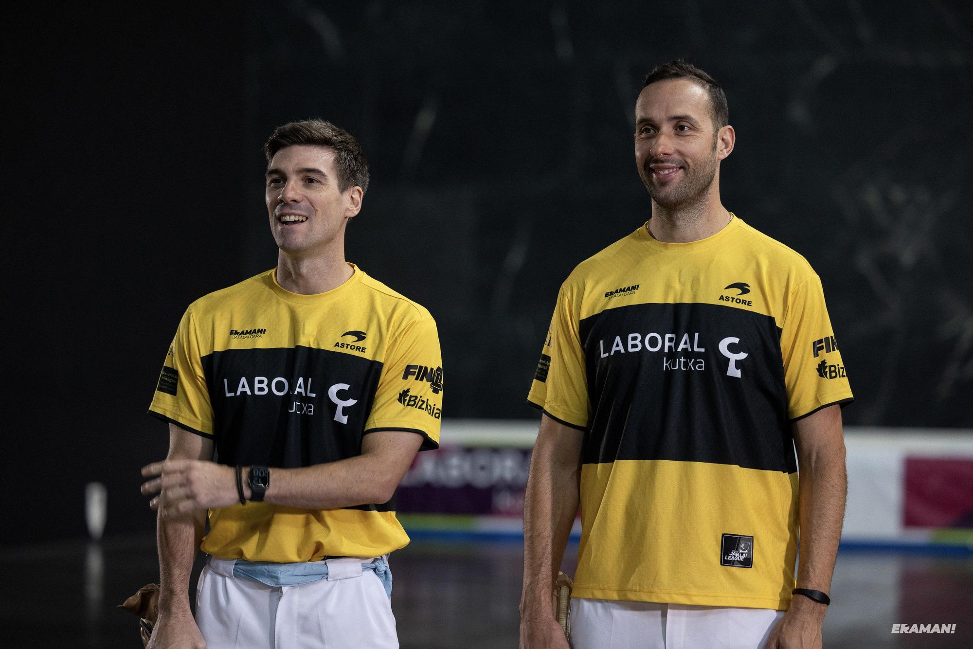 Barandika-López y Urreisti-Basque eligen material para la final de la Jai Alai League en el frontón Carmelo Balda de Donostia.