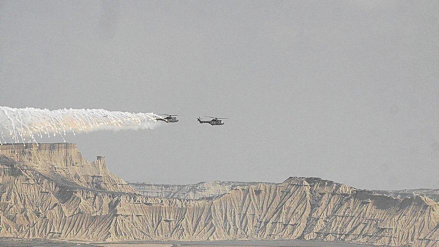 Helicópteros del Ejército lanzan bengalas disuasorias durante maniobras militares en el Polígono de Tiro de Bardenas. Foto: Fermín Pérez-Nievas