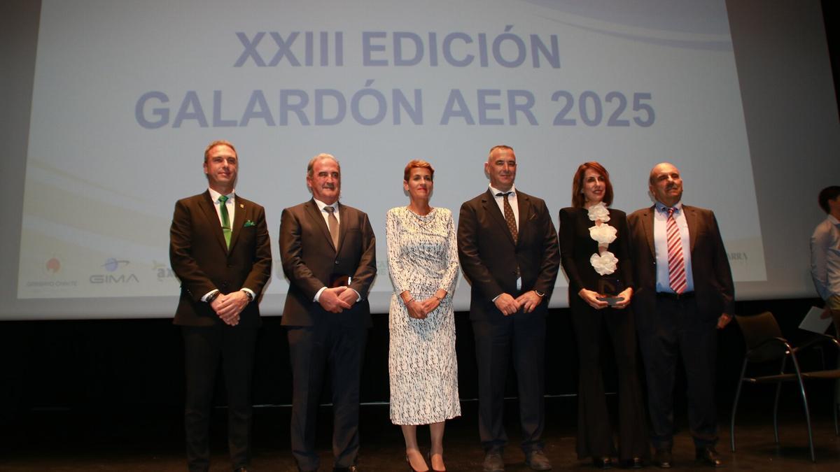 Las autoridades y organizadores con las dos empresas premiadas por AER