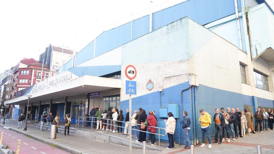 Largas colas desde primera hora en el vacunódromo de La Casilla ante el repunte de la gripe en Bizkaia