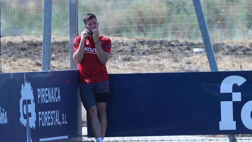 Jesús Areso, al teléfono en el césped de Tajonar
