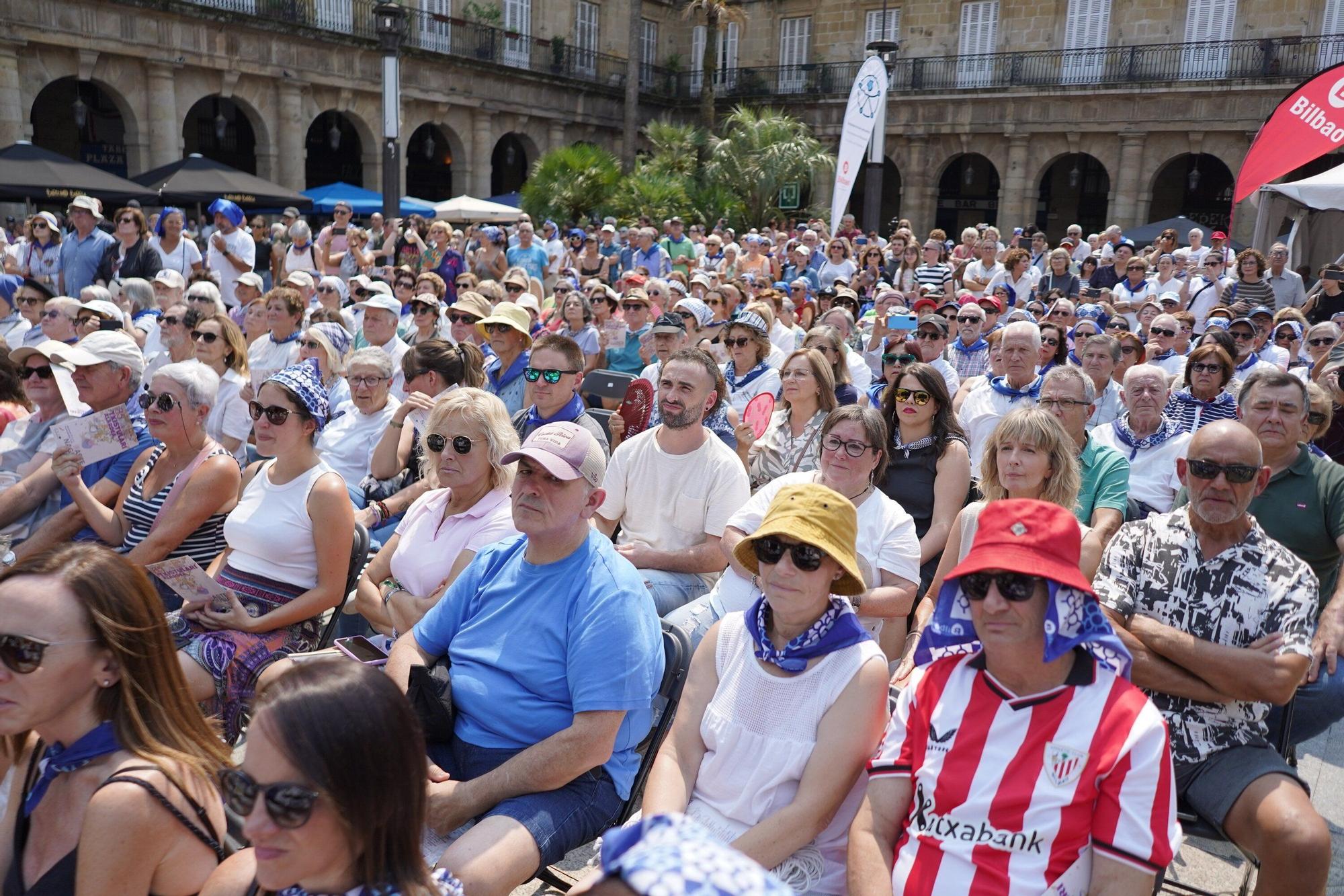 En imágenes: alarde de Txistularis en la Plaza Nueva de Bilbao por Aste Nagusia