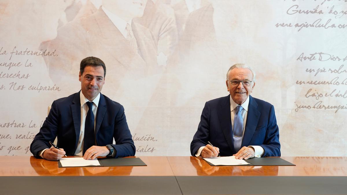 El lehendakari Imanol Pradales y el presidente de la Fundación ”la Caixa”, Isidro Fainé, firmaron un acuerdo reforzando la colaboración en materia social.