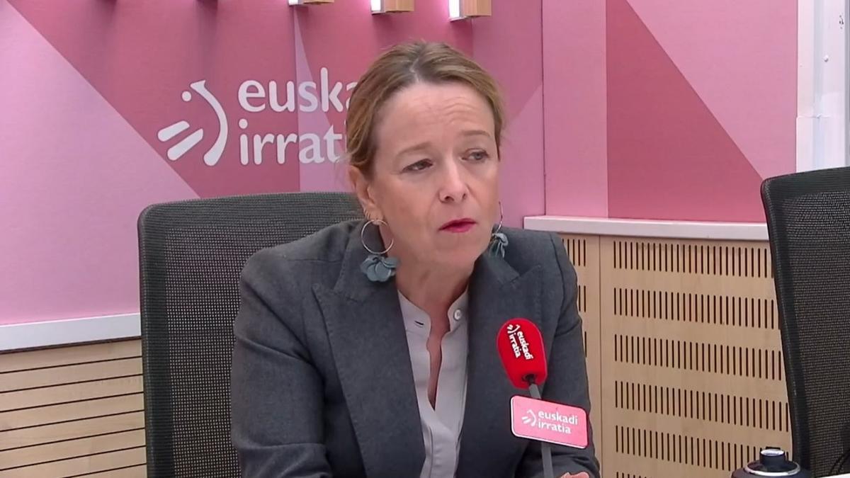 Eider Mendoza, en la entrevista en Euskadi irratia