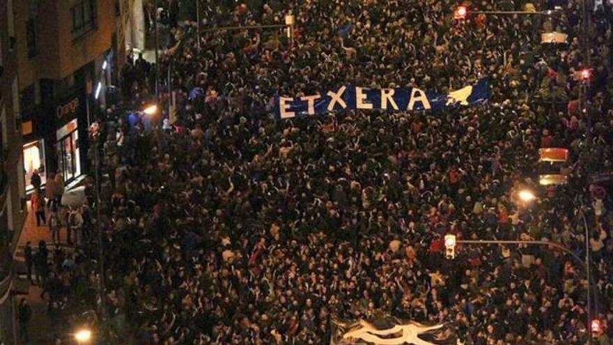 Miles de personas se manifiestan por las calles de Bilbao para pedir el ...