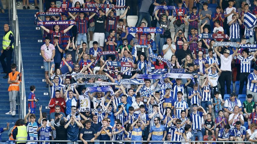 Las aficiones del Alavés y el Rayo protestarán contra los horarios de La Liga