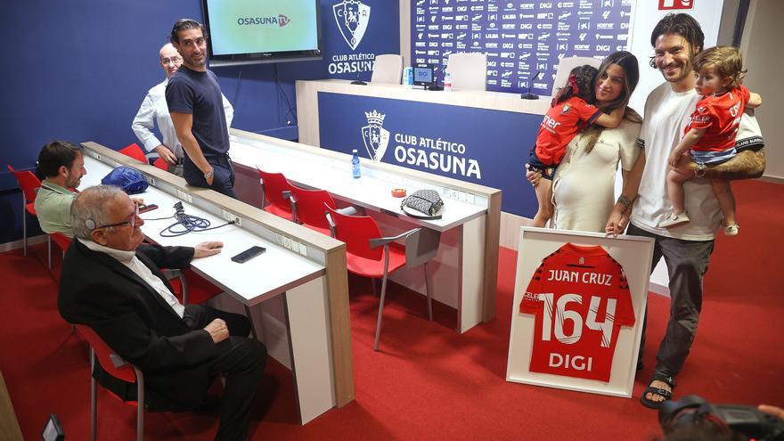 Fotos de la rueda de prensa de despedida de Juan Cruz de Osasuna
