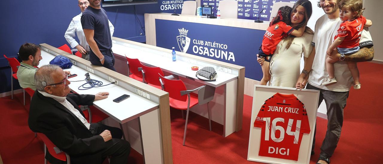 Fotos de la rueda de prensa de despedida de Juan Cruz de Osasuna