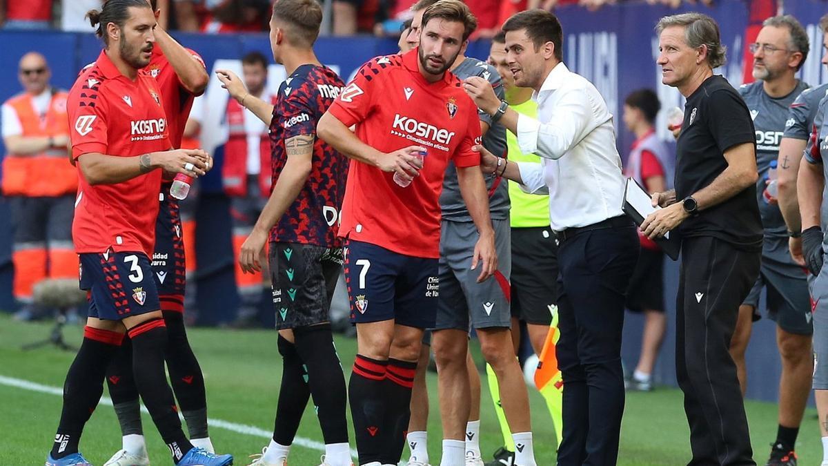 Alessio Lisci le dirige a Jon Moncayola durante una de las pausas para beber agua que se hicieron durante el partido.