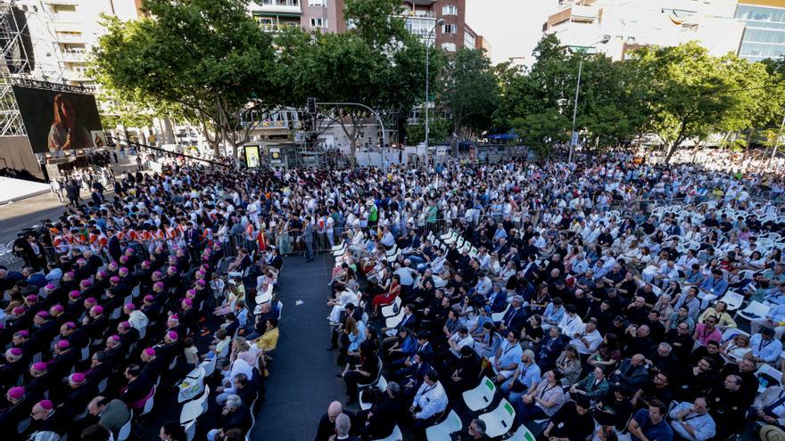 Miles de personas arropan al papa en la vigilia en Madrid