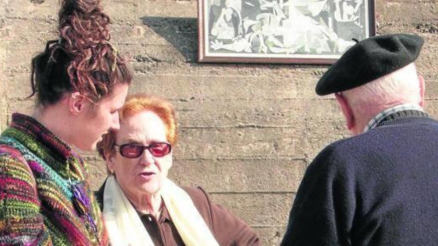 Maialen Muruetagoiena conversa con sus abuelos, ambos supervivientes del 26 de abril de 1937. Los tres abogan por la transmisión intergeneracional &quot;para que nunca se olvide lo que aquí pasó&quot;.