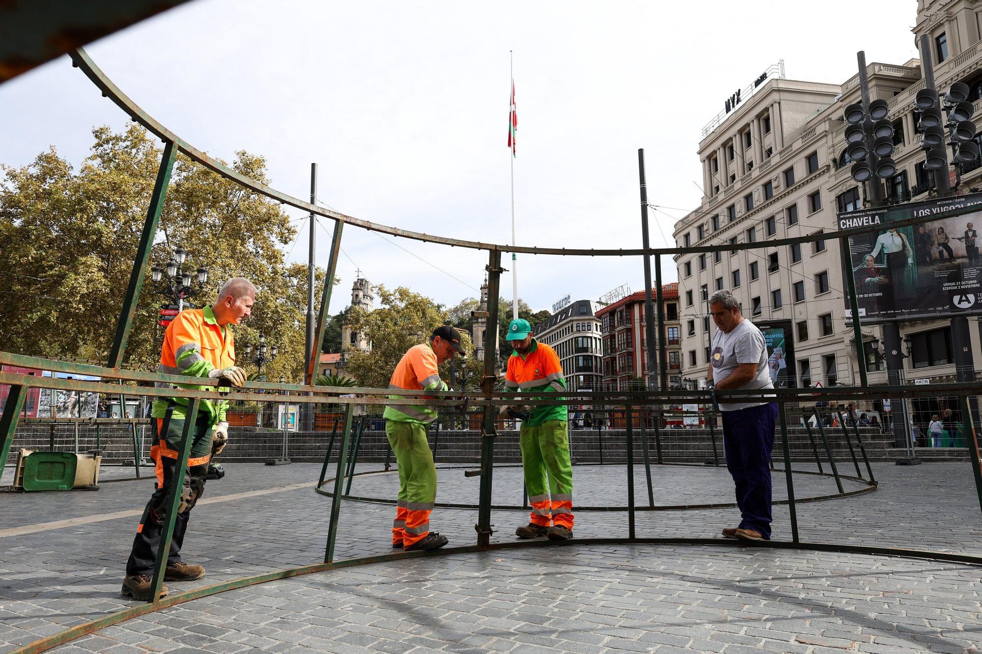 Comienzan a montar el árbol de Navidad de la plaza del Arriaga
