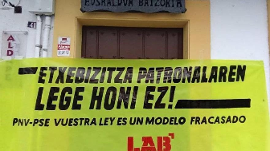 Denuncian la colocación en el Batzoki de Arrasate de una pancarta de LAB