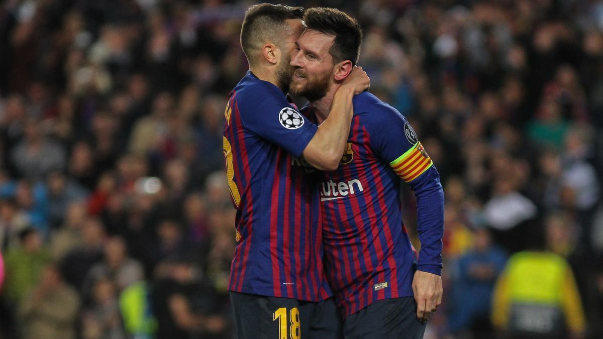 Jordi Alba y Leo Messi celebran un gol con la camiseta del Barcelona.