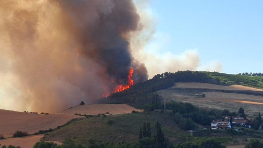 Estabilizado el incendio que ha obligado a desalojar tres viviendas en Gazólaz y ha afectado también a un pinar