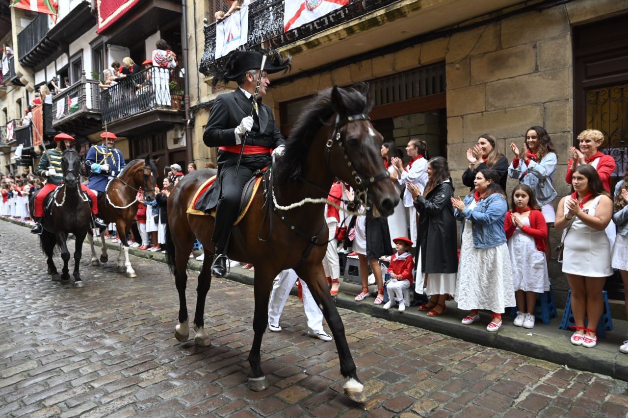 El Alarde desfila por las calles de Hondarribia