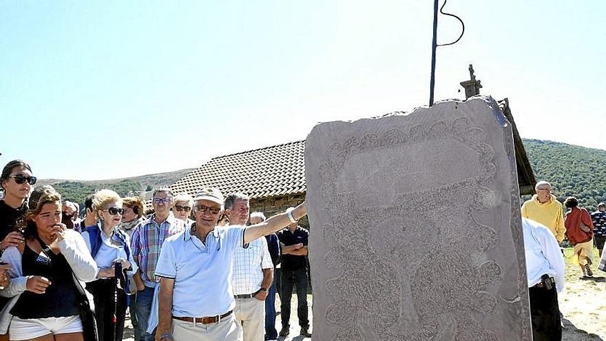 El escultor Cesáreo Soule junto al monolito inaugurado este sábado en Belate.