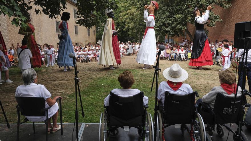 Cuatro mujeres representaron a todos los mayores en Estella