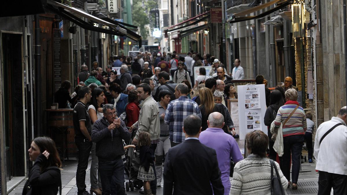 Terrazas abarrotadas en el casco viejo de Pamplona.