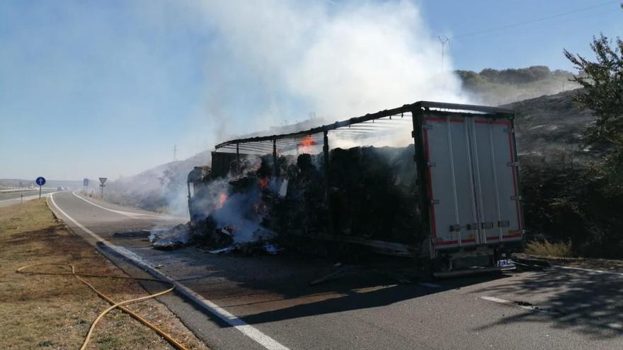 Un incendio calcina un camión cargado de papel en la AP-68