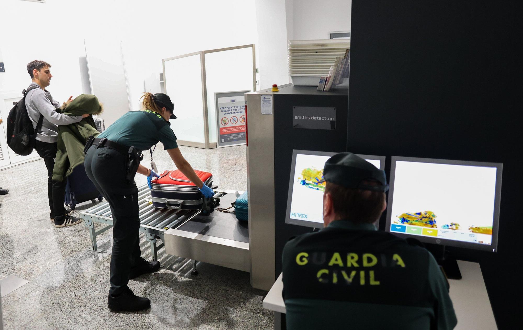 En imágenes: Aduanas, el filtro silencioso en el aeropuerto de Bilbao