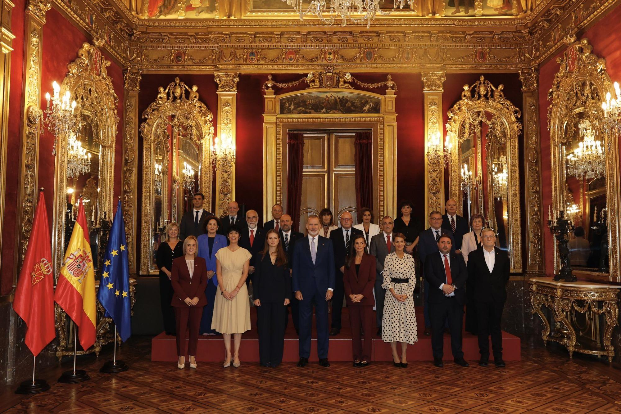 Foto de grupo con el Consejo de Gobierno de Navarra y la Mesa y Junta de Portavoces