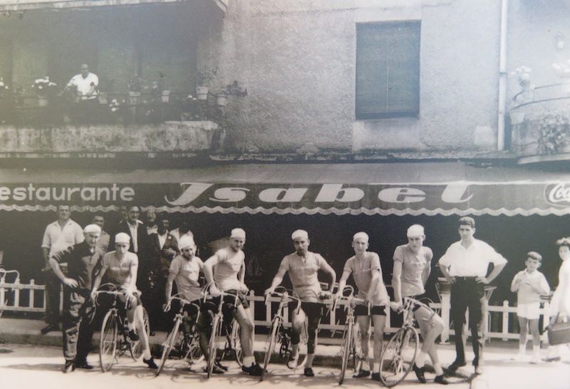 Unos ciclista, delante del Isabel.