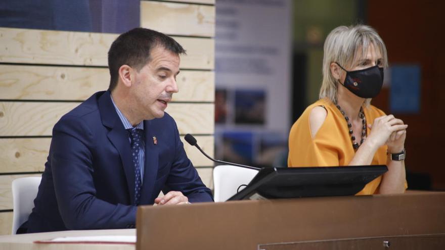 El consejero Irujo y la directora general de Turismo en la presentación.