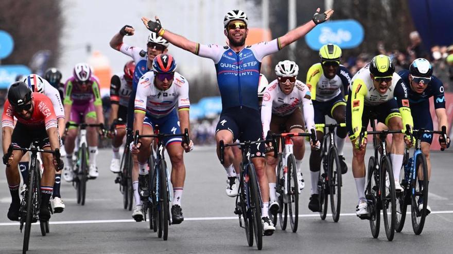Cavendish, el rayo que no cesa, alcanza a Kelly