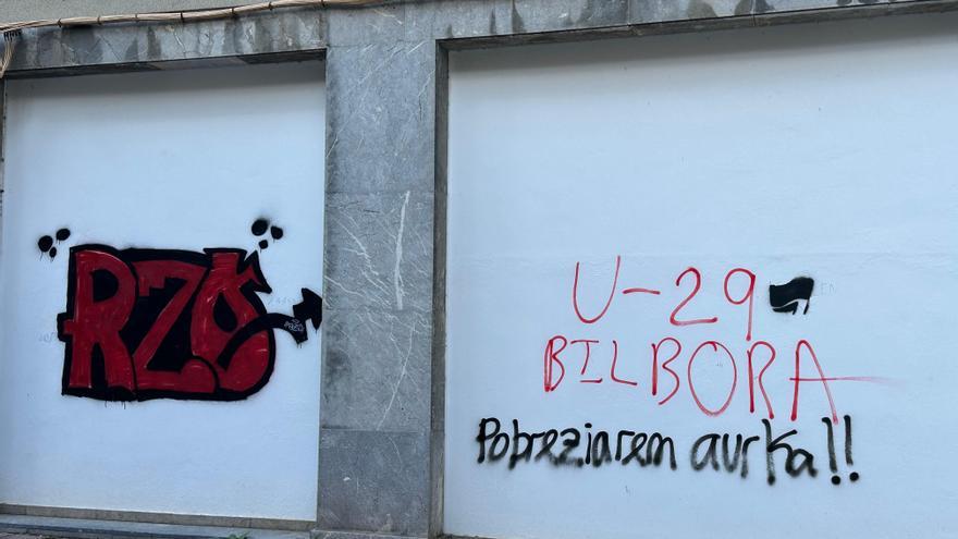 El PNV de Bermeo acusa a EH Bildu de legitimar las pintadas que deterioran el municipio